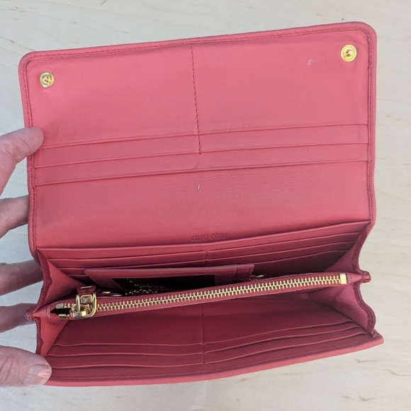 Miu Miu Red Quilted Leather Wallet - Picture 4 of 12
